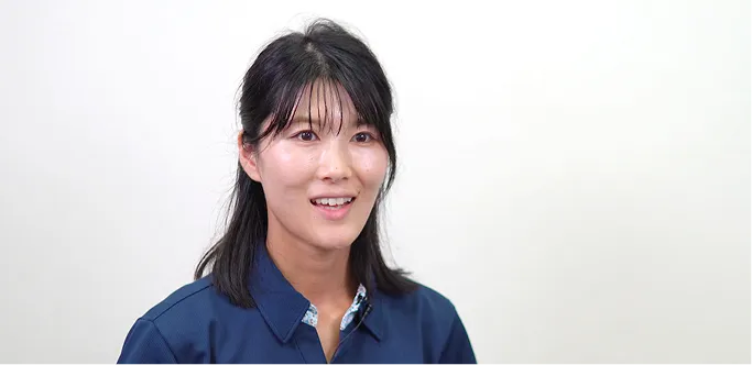 インタビューで話す介護職の高柳さん