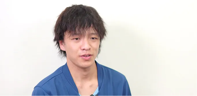 インタビューで話す介護職の根岸さん